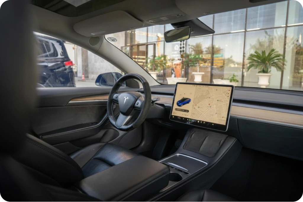 Tesla Model 3 panorámatető és minimalista utastér